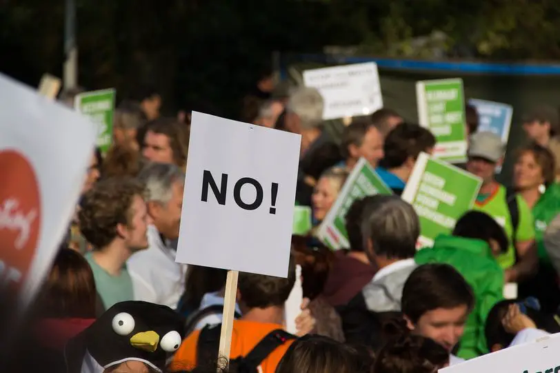 Cuáles son las causas de la intolerancia social