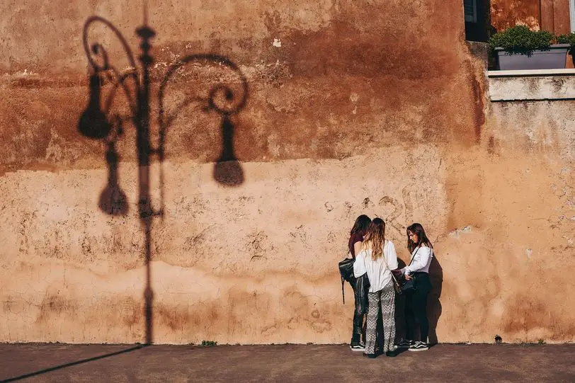 Cuáles son las prácticas sociales discriminatorias